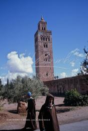 Image du Maroc Professionnelle de  L'ancien minaret de la Koutoubia, érigé en pierre de taille, son édification fut décidée en 1158 par le sultan Almohade Abdel Moumen aussitôt après sa conquête de Marrakech. Devenu l'emblème de la ville touristique du Maroc, ce vieux minaret nécessite une restauration car il est incliné de quelques degré et risque de s'écrouler si rien n'est fait, photographié le Vendredi 19 Décembre 1986. (Photo / Abdeljalil Bounhar)